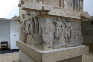 Payava lahdi üzerindeki kabartmalar.