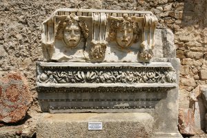 Side Antik Kenti Medusa heykeli. Şimdiye kadar bilinen Medusa heykellerinden en farklı ve estetik olanı.