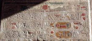 Dei El Bahari tapınağının Hatshepsut adında sansürlü bir yazıtı Fotoğraf: Hedwig Storch – Source