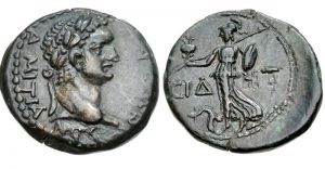 Ön yüzünde Tanrıça Athena’yı ve arka yüzünde şehrin sembolü olan Nar’a karşı çelenk uzatan Nike’yi betimleyen gümüş Side sikkesi.