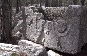 Sia Antik Kenti'nde oldukça tahrip edilmiş bir lahit. "Keşke bu kadar kırmasaydınız!"