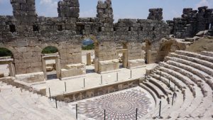 Kibyra Antik Kenti'nin tiyatrosunun sahne tabanında Medusa mozaikleri vardır.