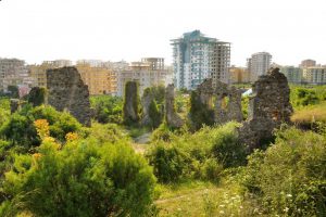 Naula Antik Kenti Alanya'da apartmanların arasında sıkışıp kaldı.