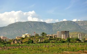 Alanya'da apartmanların arasında sıkışıp kalan Naula Antik Kenti her gün biraz daha yok oluyor.