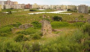 Alanya'da apartmanların arasında kalan Naula Antik Kenti tarihi gerçekten çok sevenlerin ilgisini bekliyor.