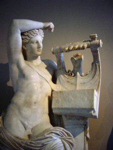 Apollon müziğin, aşkın tanrısı.