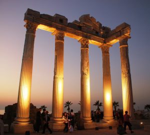 Apollon Tapınağının muhteşem aydınlatması.