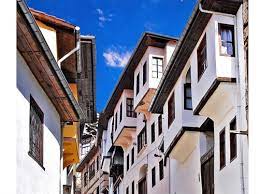 Tarihi Elmalı evleri günübirlik dahi olsa mutlaka görülmesi gereken tarihi, otantik bir ilçemiz. Ağırlıklı olarak gençlerin tatil yapmak için tercih etmektedirler. Kent araştırma ve derlemecilerin de uğrak yerleri arasındadır.