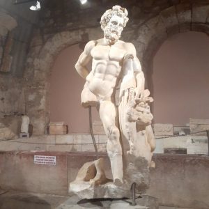Side Müzesi'nde Herakles heykeli