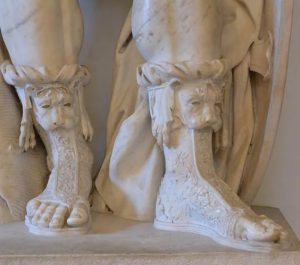 Segalassos Antik Kenti'nde bulunan Herakles'in ayaklarındaki çizmelerde de aslan yavrusu başı vardı.