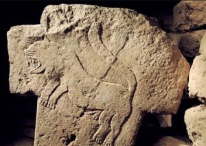 Tarihte ilk aslan kabartması en eski olarak Şanlıurfa'nın Göbeklitepe'deki mabette tarihlendi.