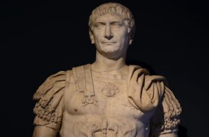 Roma İmparatoru Hadrianus (MS 76-138) Kıyafetlerinde aslanı kullanma tarihleri ne zamana rastlamaktadır. Hadrianus, gerçekten aslan başlı sandaletleri gitmiş midir, yoksa bu heykelini yapan sanatçının işi midir?