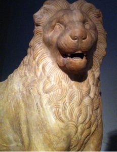 Halikarnas Mozolesi'ne ait bir aslan heykeli. MÖ 350. British Müzesi'nin önemli eserlerindendir.
