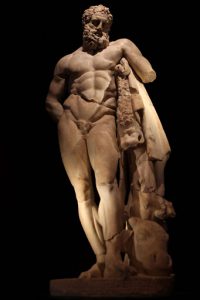 Alanya Müzesi'ndeki Herakles heykelinde, Herakles, tüm betimlemelerde olduğu gibi, avladığı aslanın postuyla resmedilir ve avlanan aslanın başı posttan asla koparılmaz.
