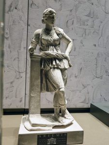 İstanbul Arkeoloji Müzesi'nde bulunan Artemis Heykelinin ayağında da aslan başlı deri çarıktan var.
