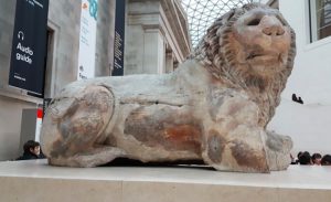 Ülkemizden İngiltere'ye kaçırılan Knidos aslanı, şimdi British Müzesi'nin giriş kapısını süslüyor.