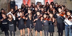 Antalya'da 500 çocuk keman çalıyor.