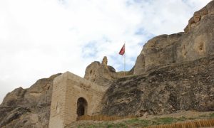 Zengibar Kalesi tarihler boyunca nice savaşlara tanıklık etti. Yıkıldı, yeniden yapıldı. Binlerce yıllık şöhretli geçmişinin ardından bugün halen görebilmenin değeri paha biçilemez.