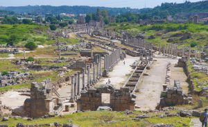 Perge Antik Kenti agorası. Sütunlu caddenin bu hali dahi oldukça görkemliyken, depremler, savaşlar, yangınlar ve istilalar olmadan önce nasıl bir Perge vardı, hayaller gerçeklerine ulaşır mı bilmiyorum.