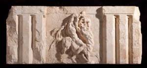 Ptolemaion anıtının üstünde yer alan frizden sadece bize kalan küçük bir parça. Antalya Müzesinde sergilenmektedir.